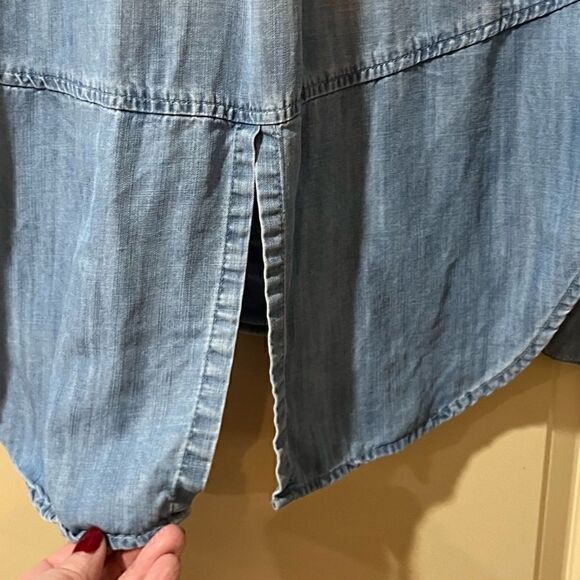 ANTHROPOLOGIE CLOTH & STONE Split Back Chambray Shirt Blue Light Wash XS - Picture 3 of 5